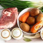 Erbsensuppe mit Fleisch in einem Slow Cooker Erbsensuppe in einem Slow Cooker mit Rindfleischrezept