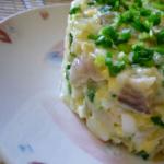 Receta për sallata të shijshme me harengë të kripura