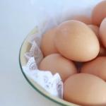 ईस्टर के लिए अंडे कैसे उबालें ताकि वे फटें नहीं?
