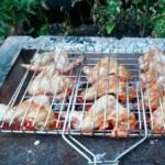 Sayap ayam dalam foil di atas panggangan Sayap ayam marinade BBQ