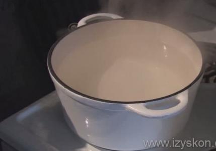 Cara menyiapkan sup dingin coklat kemerah-merahan klasik sesuai resep langkah demi langkah dengan foto