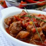 How to cook beef goulash with gravy?