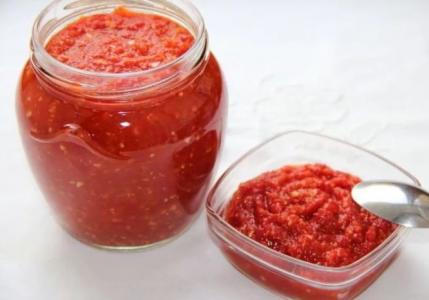 Adjika dari tomat dan bawang putih: 8 resep klasik adjika lezat