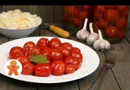 Evde konserve tarifleri: kış için domateslerin tatlı turşusu